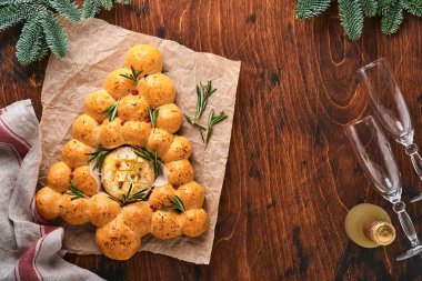 Köy arka planında kavrulmuş camembert peyniri ve biberiyeli ekmekli Noel ağacı. Tatil tarifleri. Noel menüsü. Noel ya da Xmas pastaları. Üst Manzara. Boşluğu Kopyala.