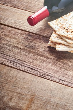 Matza ve ceviz. Eski ahşap arka planda geleneksel Yahudi ekmeği. Hamursuz Bayramı yemeği. Pesach Yahudi bayramı Fısıh bayramı konsepti.