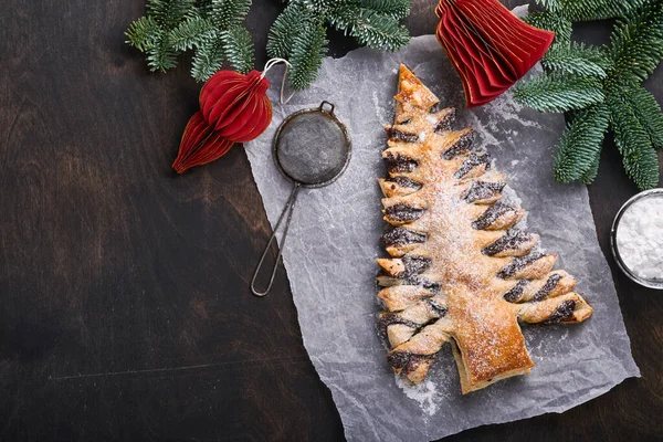Hojaldre Árbol Navidad Con Pasta Chocolate Espolvoreado Con Azúcar Polvo —  Fotos de Stock
