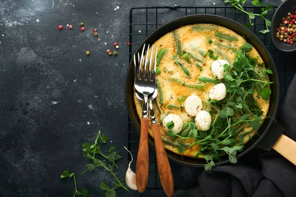 Frittata Omelet Spinach Green Beans Healthy Food Black Frying Pan — Stock Photo, Image