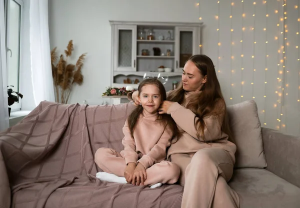 Anne, kızına odadaki kanepede bakar.