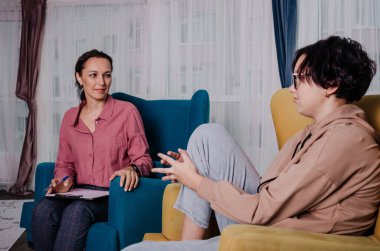 Genç bir hasta psikolog randevusunda sorunlardan bahseder.