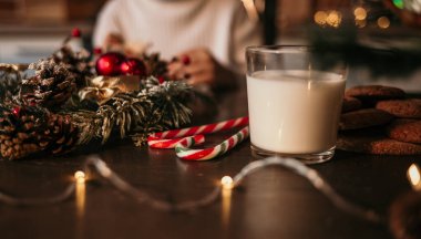 Yeni yıl masasında renkli lolipopların yakın çekimi