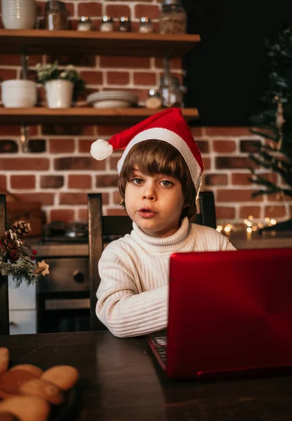 Niño Curioso Suéter Punto Blanco Sombrero Rojo Navidad Está Sentado — Foto de Stock