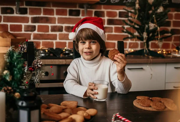 Niño Feliz Año Nuevo Está Sentado Mesa Cocina Suéter Blanco — Foto de Stock