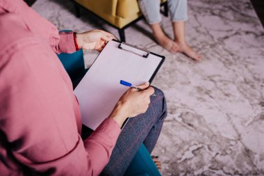 Hasta randevu kayıtları yapan bir kadın psikoloğun yakın çekimi.