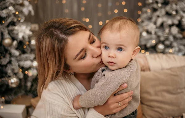 Porträtt Blond Mamma Håller Baby Bakgrunden Julgran — Stockfoto