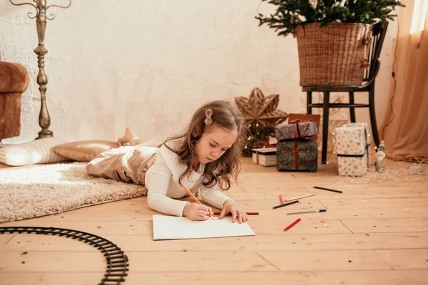 Una Niña Está Tirada Suelo Dibujando Sobre Papel —  Fotos de Stock