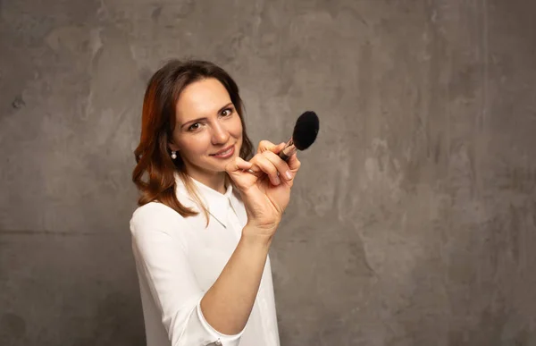 Primer Plano Pincel Las Manos Una Artista Maquillaje Sobre Fondo — Foto de Stock
