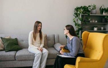 Depresyondaki bir kadın hasta, profesyonel bir psikoloğa ailedeki sorunları anlatır. Aile içi şiddet. Alkoliklere yardım