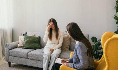 Bir kadın psikolog, sorunlu bir kadın hastaya psikolojik yardım sağlar. Aile içi şiddet. Depresyon