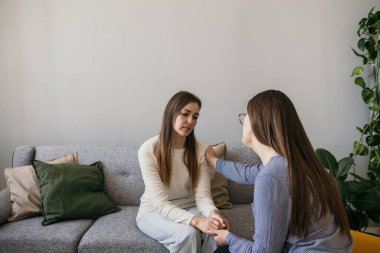 Psikolog kadın, üzgün kadının omzuna elini koydu. Bir destek jesti. Bir kadına psikolojik yardım