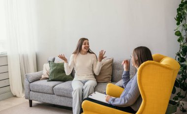 Psikoterapist randevusunda mutlu bir kadın hasta. Başarılı problem çözme. Etkili psikoterapi