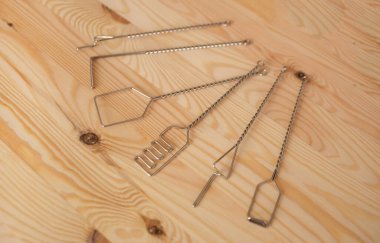 Yakın çekim konuşma terapisi sondaları mesaj için yeri olan bir masada yatar.