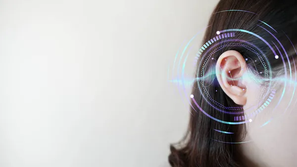 Oreja Mujer Joven Con Tecnología Simulación Ondas Sonoras Concepto Prueba —  Fotos de Stock