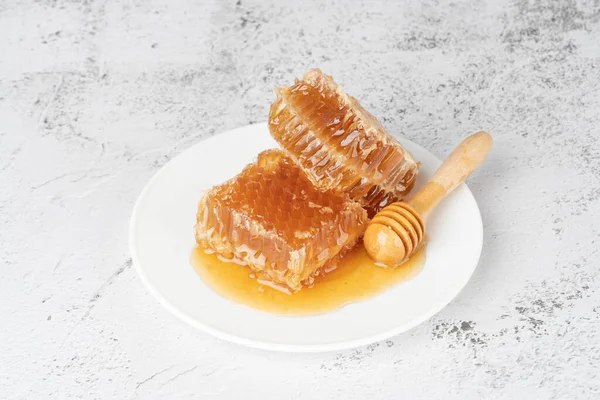 Honeycombs Segar Dengan Kayu Madu Dipper Piring Putih Konsep Makanan — Stok Foto