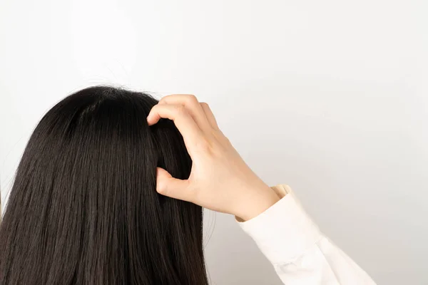 Kobieta Drapie Się Głowie Powodu Swędzącej Skóry Głowy Przyczyny Swędzenie — Zdjęcie stockowe