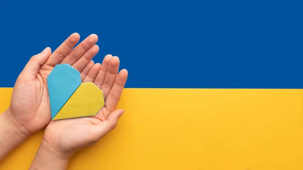 Apoya Concepto Ucrania Manos Sosteniendo Corazón Azul Amarillo Fondo Bandera — Foto de Stock
