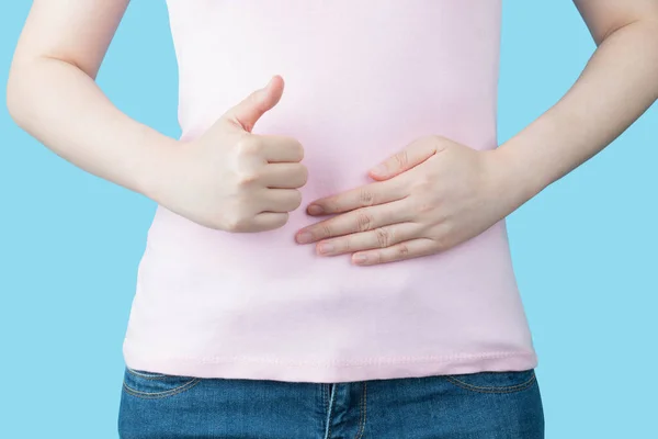 紧密接触健康妇女的腹部 并显示出消化不良 肠胃健康 益生菌 体形苗条和妇科概念的大拇指迹象 — 图库照片