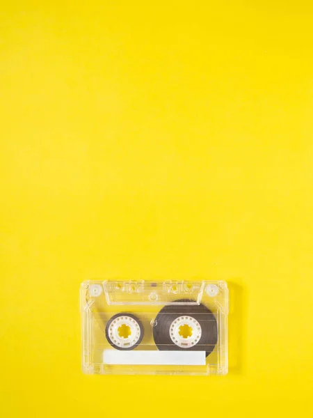 黄色の背景にヴィンテージオーディオテープカセット — ストック写真