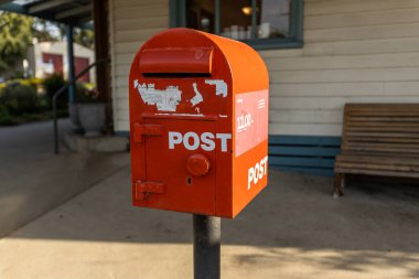 Tüm marka ve logoları alınmış kırmızı bir Avustralya posta kutusu..