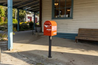 Tüm marka ve logoları alınmış kırmızı bir Avustralya posta kutusu..