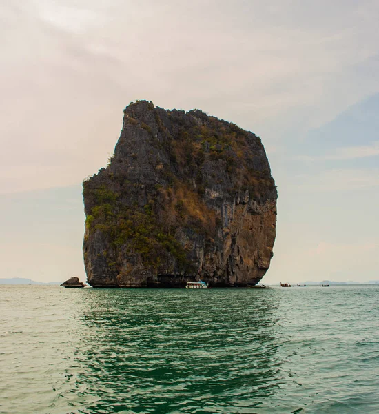 Tayland, Krabi 'de, Andaman Denizi' ndeki bir kaya dağının manzarası. Arkasında gökyüzü ve bulutlar var..