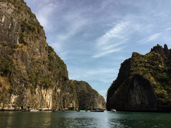 Krabi, Tayland 'da, Maya Körfezi ve Phi Phi Adası' nın kayalık dağ ve mavi gökyüzü manzarası. Tayland 'da deniz manzarası. 
