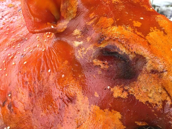 Großaufnahme Eines Gegrillten Spanferkelauges Auf Dem Braten Der Küche — Stockfoto