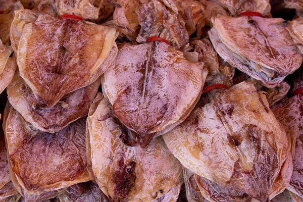 Tayland 'da pazarda kurutulmuş mürekkep balığının geçmişi ve dokusu.