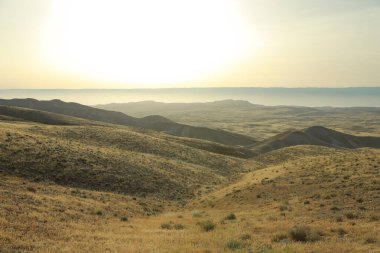 Çöl kumulları gün doğumunda görünür. Çöl dağı..