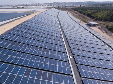 Güneş panelleri bir su deposu kıyısına kurulmuş..