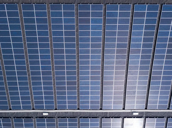 Paneles solares azules aislados para energía solar. —  Fotos de Stock