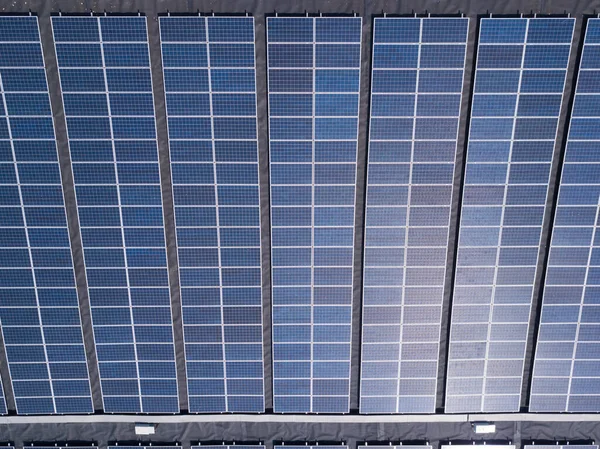 Painéis solares azuis isolados para a energia solar. — Fotografia de Stock