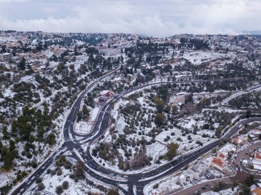 Kar yağdıktan sonra İsrail 'in kuzeyindeki güvenli Yahudi şehrine giriş. Hava Aracı Görünümü.