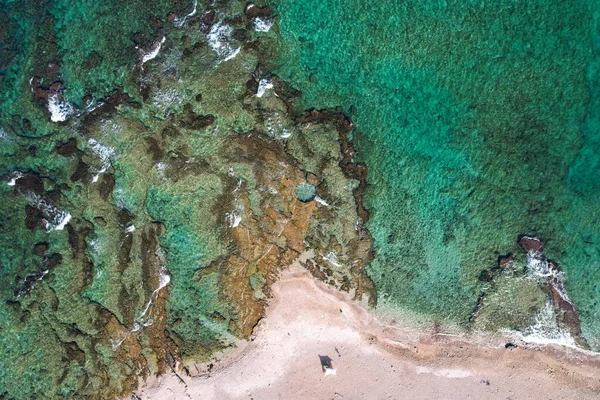 Una piscina natural se corta en una roca natural cerca de la costa de Haifa, Israel. Fotos de stock libres de derechos