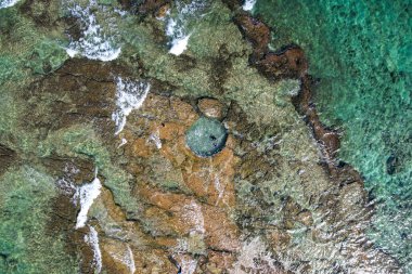 İsrail 'in Hayfa kıyısındaki doğal bir kayada doğal bir havuz oyulur..