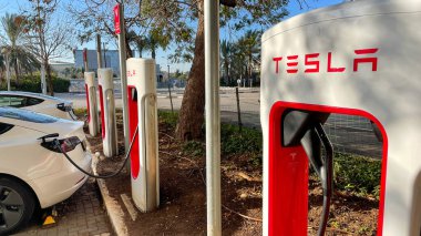 Hayfa, İsrail - 6 Şubat 2022: Tesla arabaları Tesla süperşarj istasyonunda şarj olurken. Tesla Şarj Noktası.