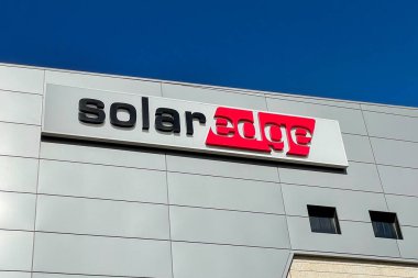 Modiin, İsrail, 21 Ocak 2022: Solar Edge logosu dış şirket binasında sergileniyor.