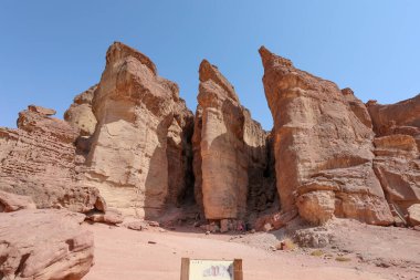 Timna Vadisi Ulusal Parkı 'ndaki Kral Solomons Sütunları, İsrail. 