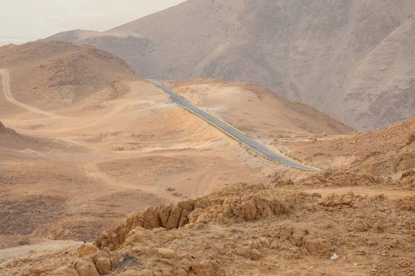 Çölde Bir Dağ Yamacında Dolambaçlı Bir Yol — Stok fotoğraf