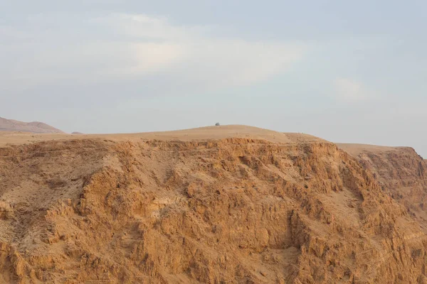 Car Parking Top Cliff Desert Landscape Distance View — Fotografia de Stock