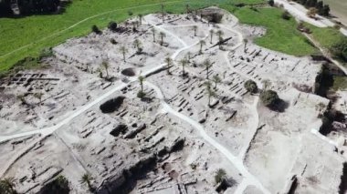 İsrail 'deki Megiddo Ulusal Parkı. İncil 'deki Tel Megiddo arkeolojik alanı dünyanın sonu olarak da bilinir..