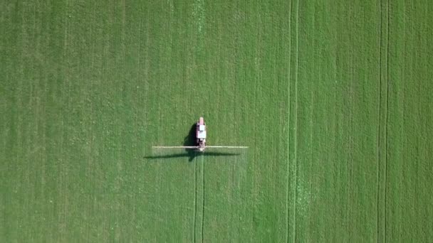 Αεροφωτογραφία Γεωργικών Ελκυστήρων Που Ψεκάζουν Αγρούς Ψεκαστήρα — Αρχείο Βίντεο