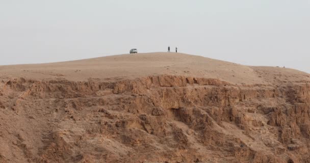 Two Men Shake Hands Top Cliff Desert Landscape — Wideo stockowe