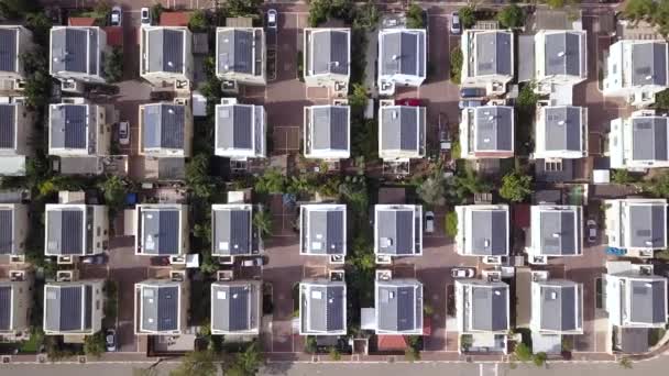 Aerial Melewati Daerah Pinggiran Kota Real Estate Drone Tembakan — Stok Video