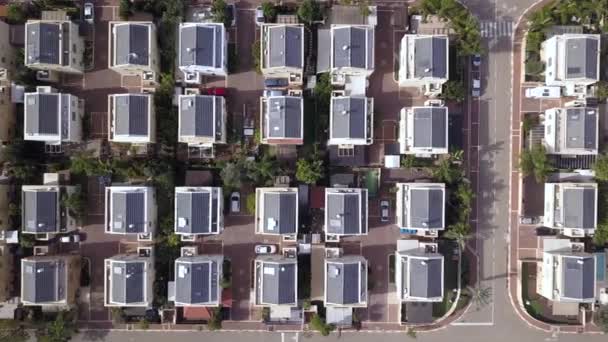 Aerial Melewati Daerah Pinggiran Kota Real Estate Drone Tembakan — Stok Video