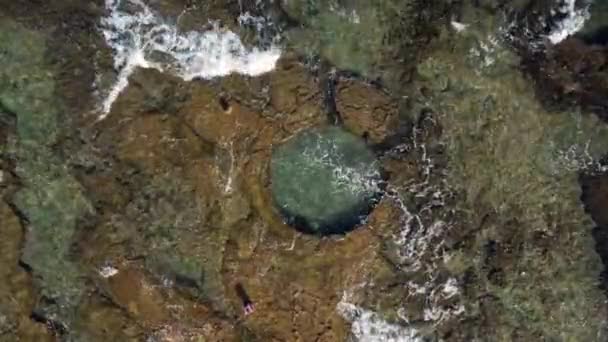 Ein Natürlicher Pool Ist Einen Natürlichen Felsen Gehauen — Stockvideo