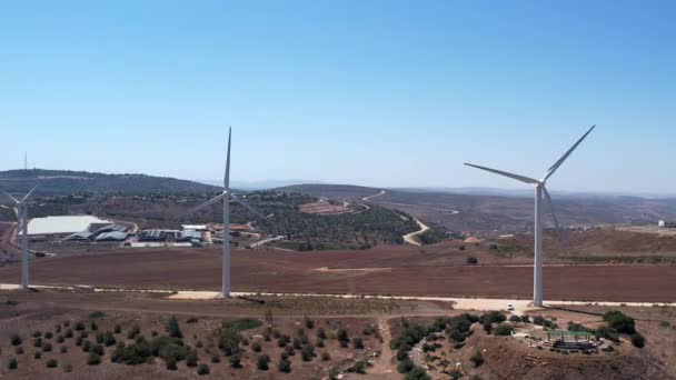 Las Turbinas Eólicas Giran Paisaje Rural — Vídeos de Stock