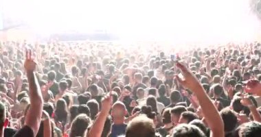 İkonik rock konseri seyircisi tezahürat yapıyor. Bir müzik festivalindeki konserin izleyicilerinin arka planı. 